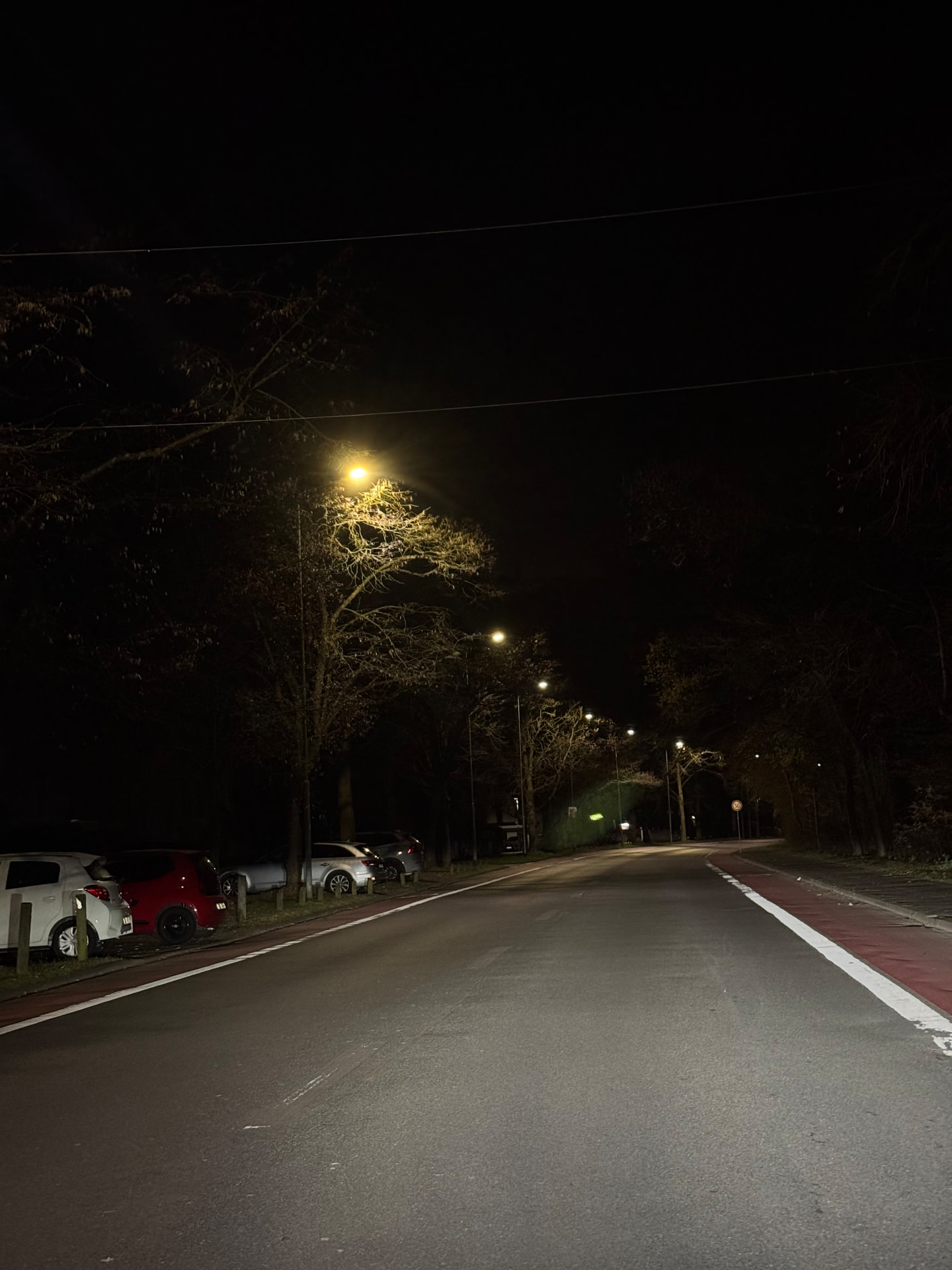 Beleuchtete Stadtstraße bei Dämmerung mit modernen LED-Leuchten