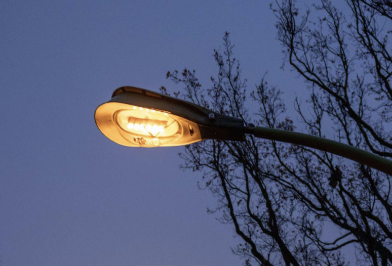 Veraltete Straßenleuchte vor dem Austausch