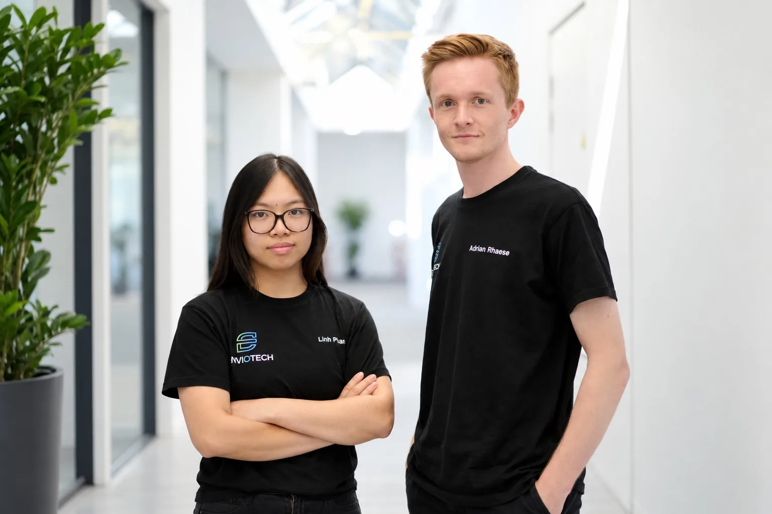 Zwei Mitglieder des ENVIOTECH Teams im Gespräch im Büro