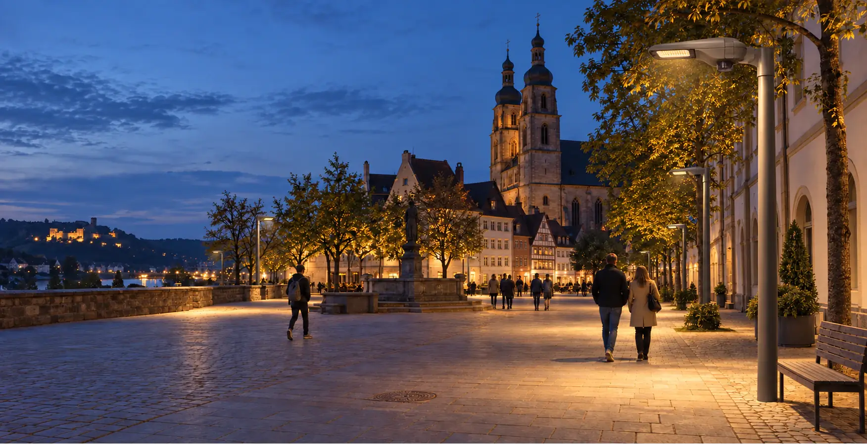 Ein deutscher Marktplatz zur blauen Stunde mit warm beleuchteter Fußgängerzone.