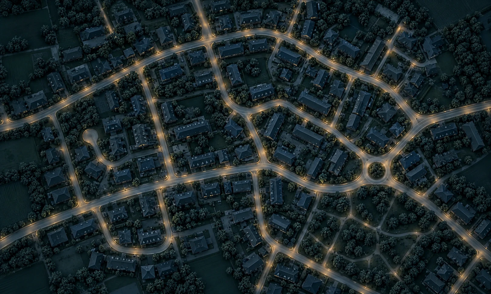 Luftbild eines beleuchteten Straßennetzes bei Nacht