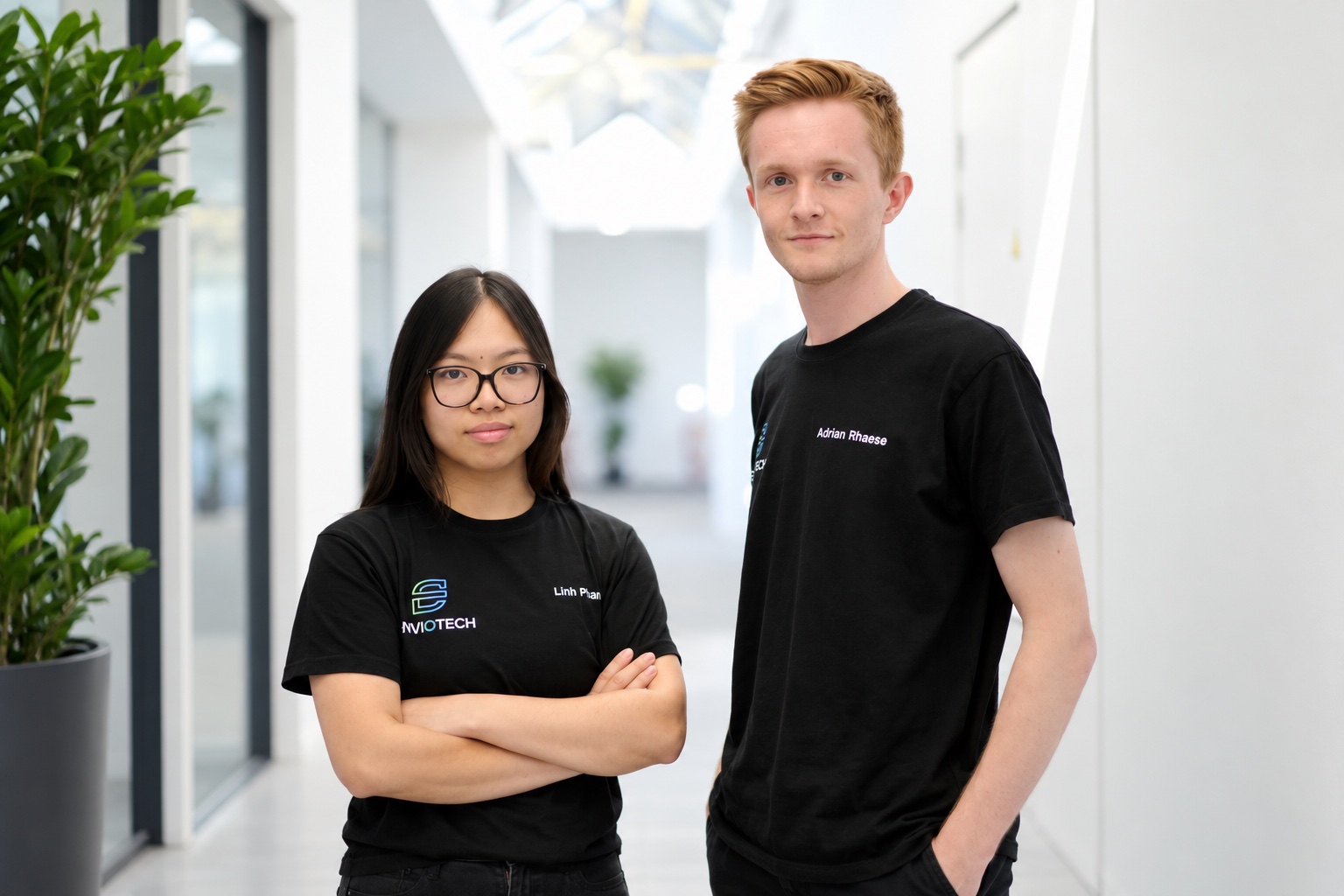 Die Gründer Linh Pham und Adrian Rhaese im ENVIOTECH-Büro