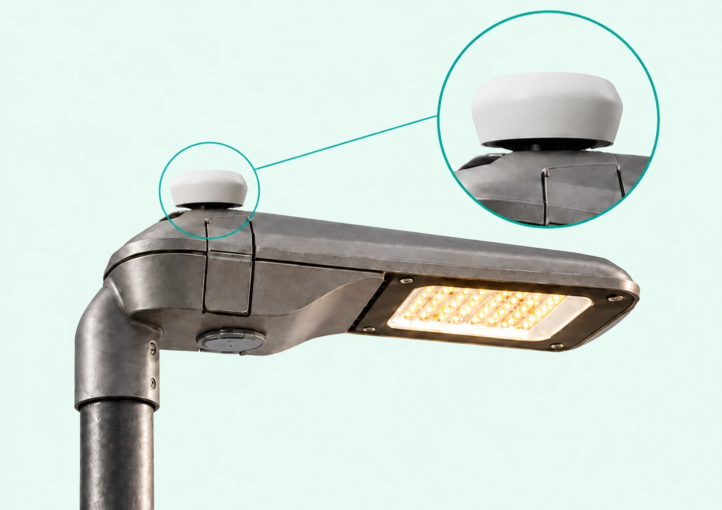 EnvioLux™ Core Node oben auf der Leuchte, mit vergrößerter Detailansicht des Moduls und Anschlusses