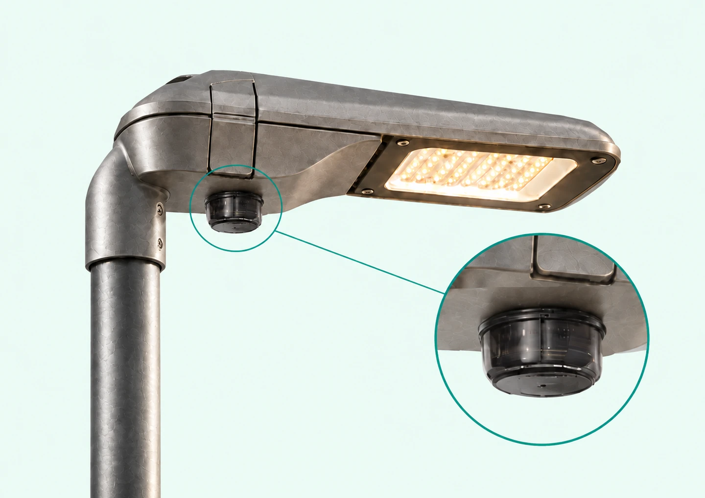EnvioLux™ Sense Node unter der Leuchte, mit vergrößerter Detailansicht des Sensors und Anschlusses