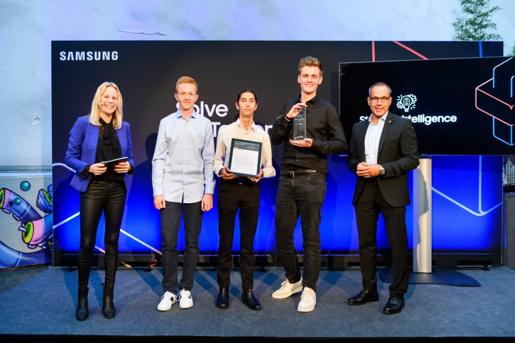 Team StreetLighTechnology (drei Schüler aus Eschborn) auf der Samsung Solve for Tomorrow Challenge-Bühne in Berlin mit dem Bürgermeister der Stadt Eschborn, Adnan Shaikh.