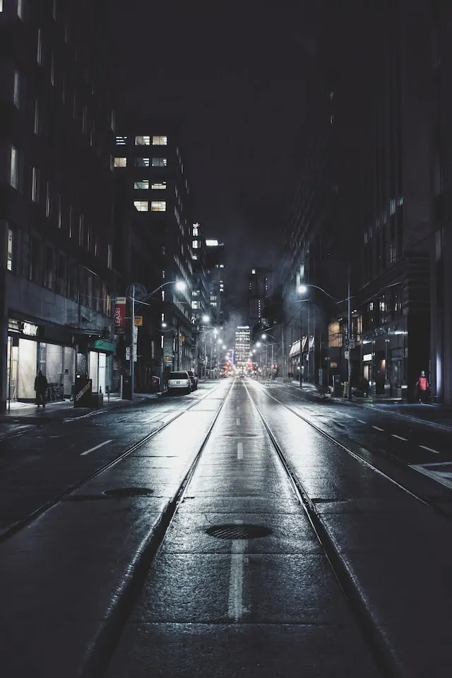 Beispielhaftes Bild von Straßenbeleuchtungen in einer dunklen Straße. 